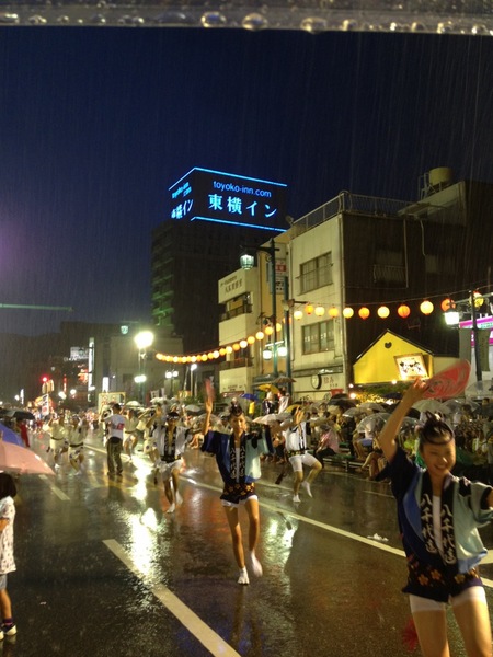 120813雨の男踊り.JPG